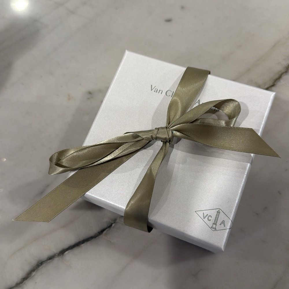 Van Cleef & Arpels White Box with Gold Ribbon - Picture 2 of 2